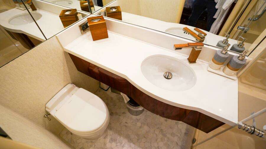 2004 Lazzara Yachts 80 SL