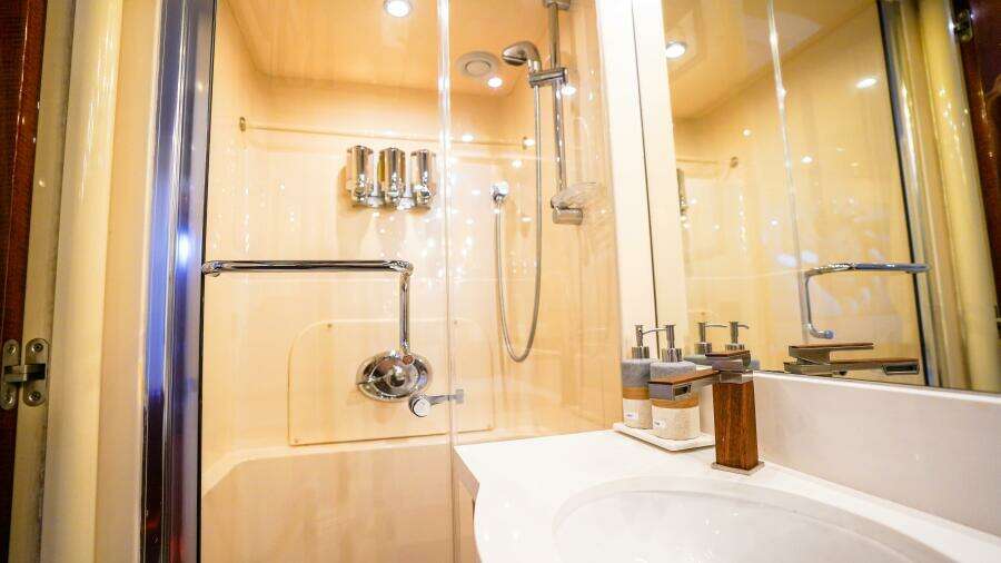 2004 Lazzara Yachts 80 SL