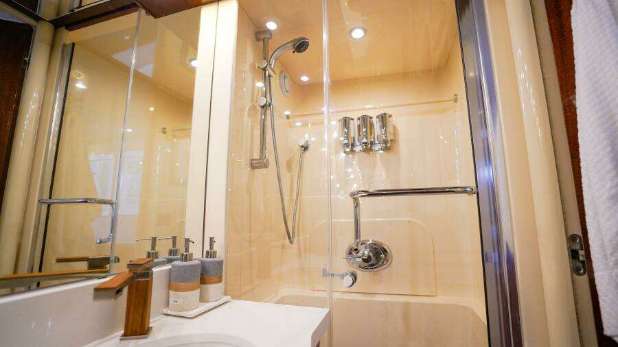 2004 Lazzara Yachts 80 SL