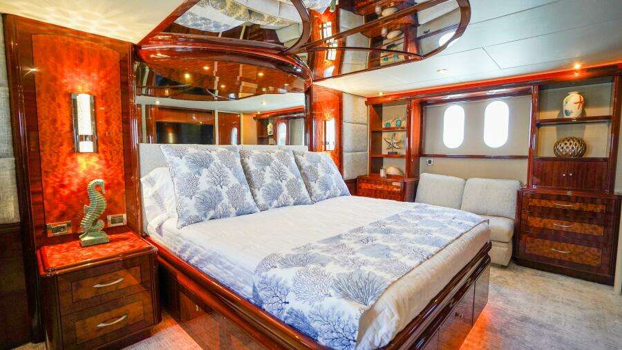 2004 Lazzara Yachts 80 SL