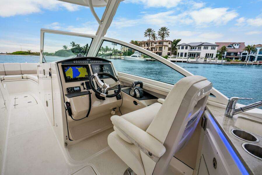 2018 Boston Whaler 320 Vantage