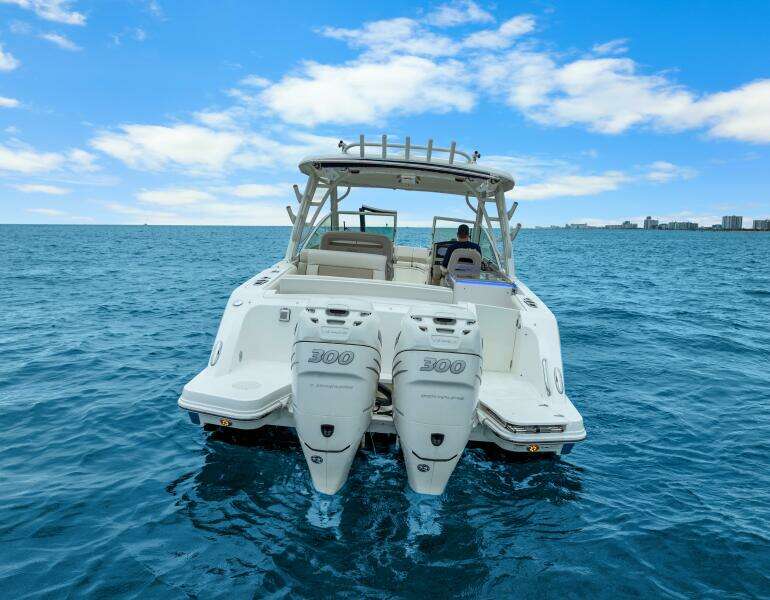2018 Boston Whaler 320 Vantage