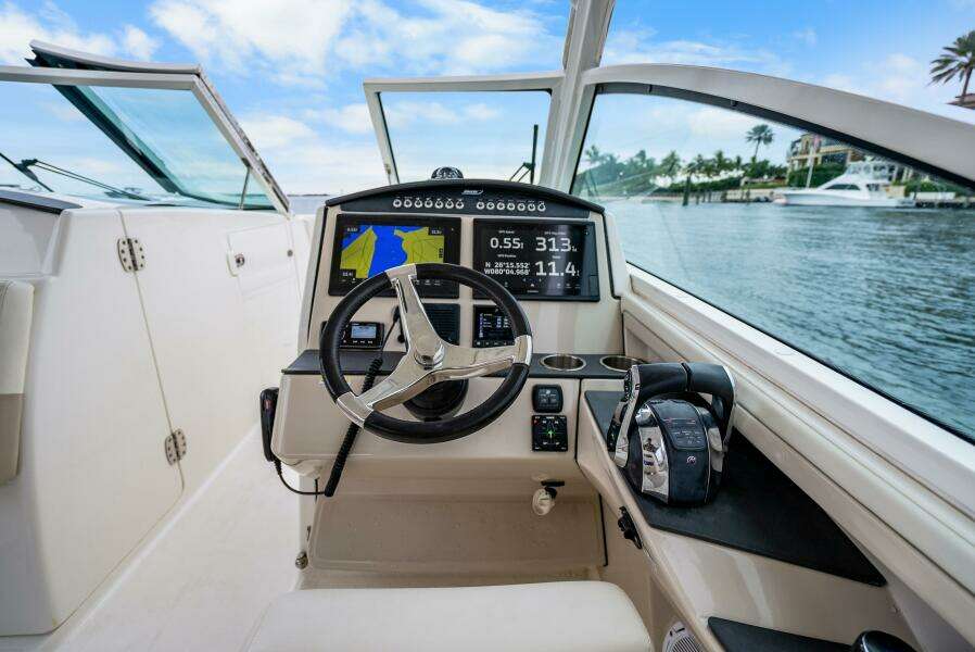 2018 Boston Whaler 320 Vantage