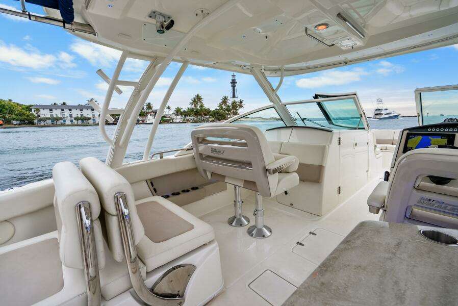 2018 Boston Whaler 320 Vantage
