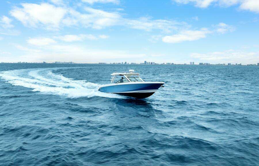 2018 Boston Whaler 320 Vantage