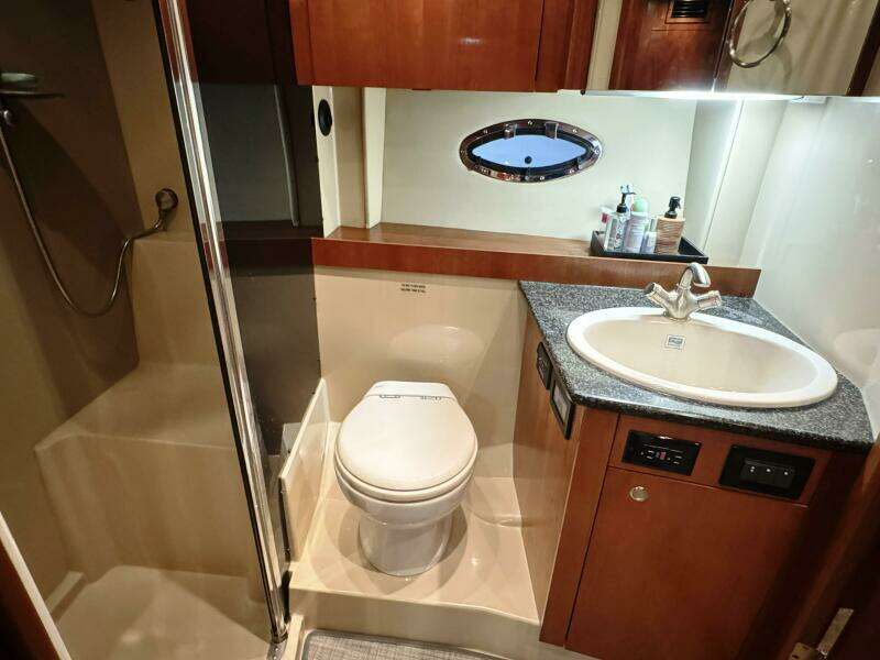 2005 Cruisers Yachts 420 Express