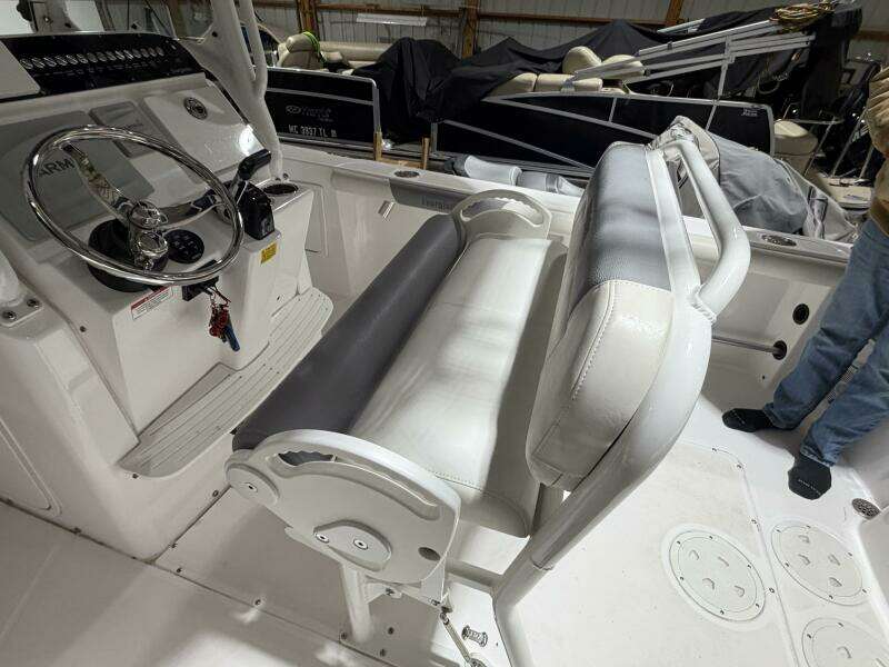 2016 Everglades 230 Center Console