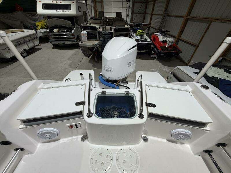 2016 Everglades 230 Center Console