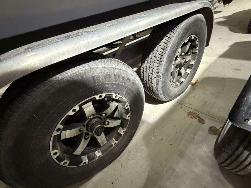 2016 Everglades 230 Center Console