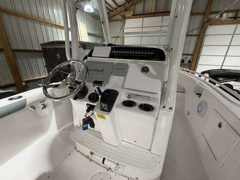 2016 Everglades 230 Center Console