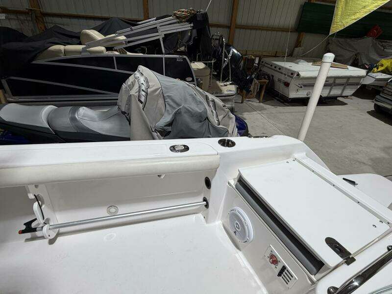 2016 Everglades 230 Center Console