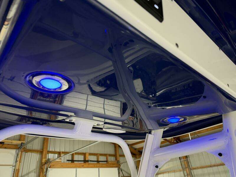 2016 Everglades 230 Center Console