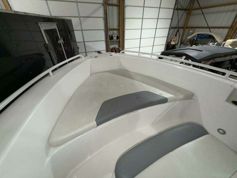 2016 Everglades 230 Center Console