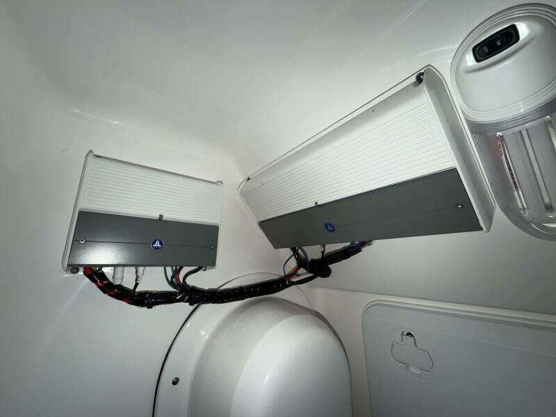 2016 Everglades 230 Center Console