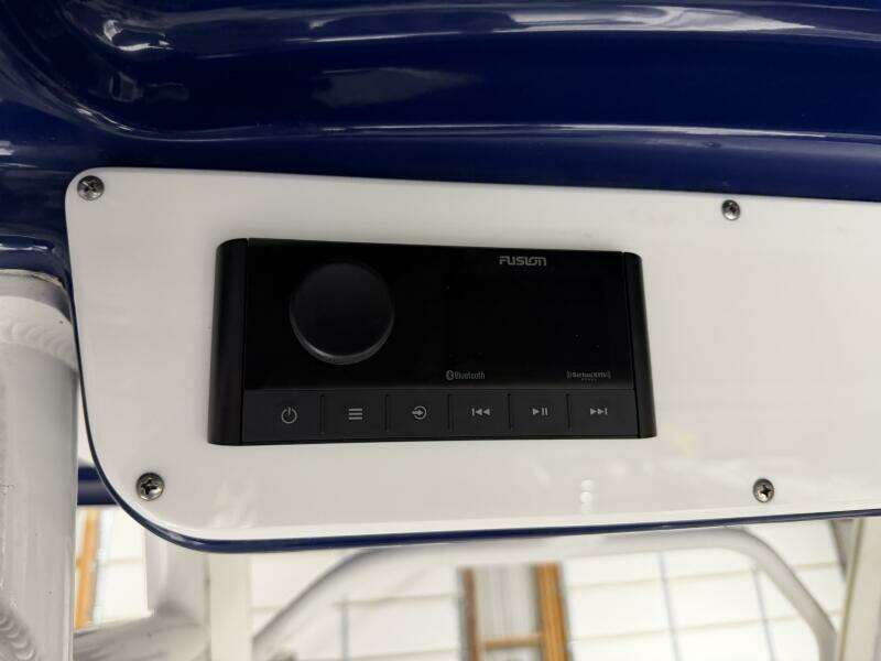 2016 Everglades 230 Center Console