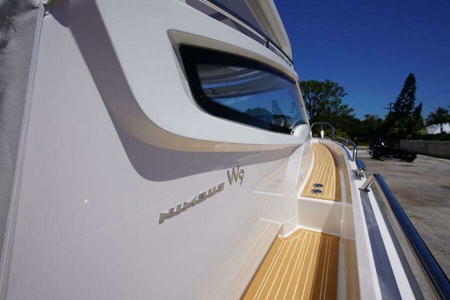 Nimbus Weekender 9 Starboard Side