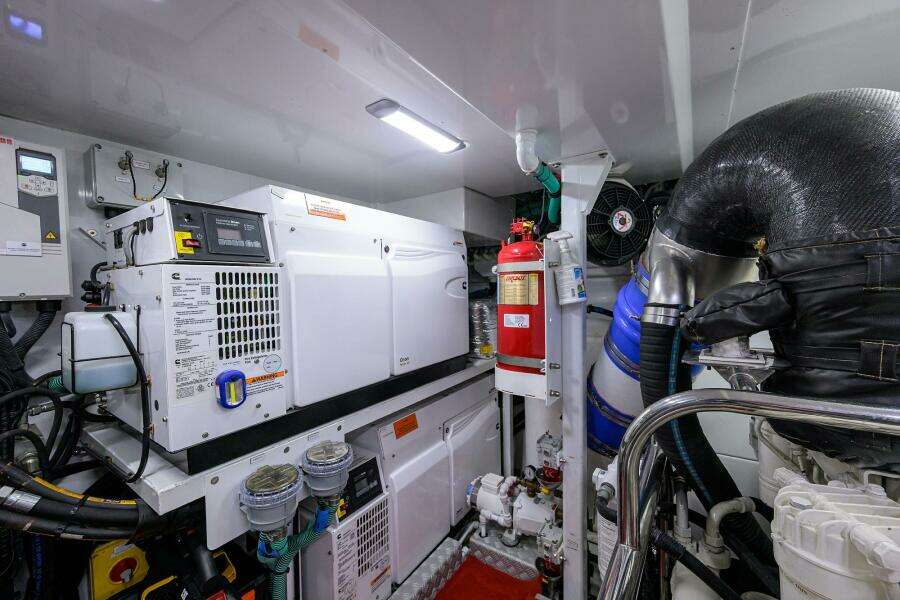 Princess Y78 - Janie II - Engine Room