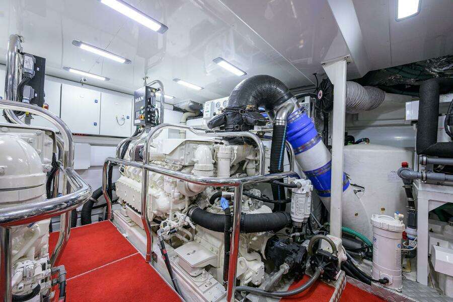 Princess Y78 - Janie II - Engine Room