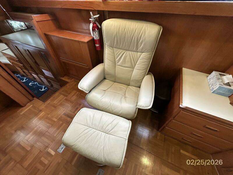 42' Jefferson salon port seating