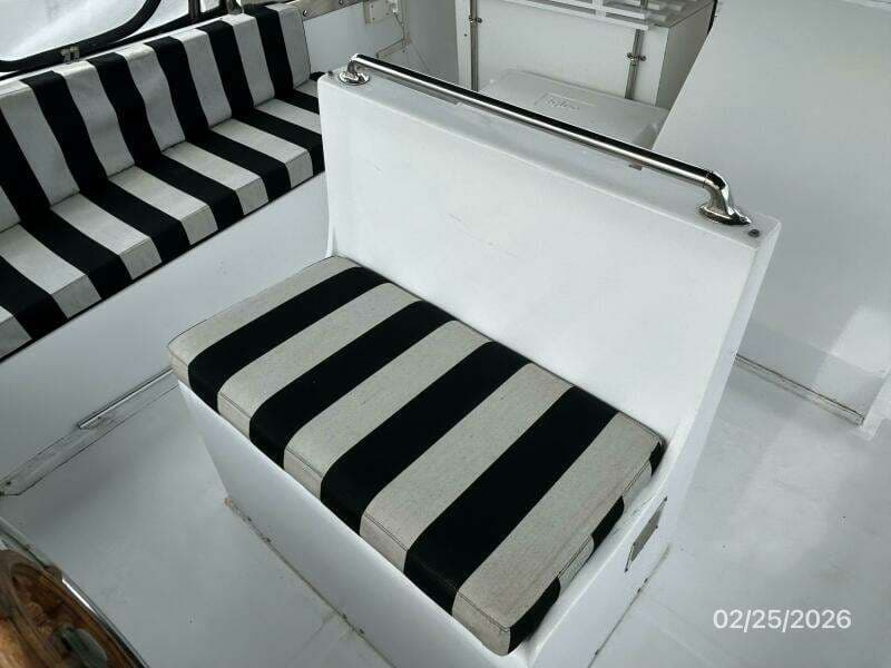 42' Jefferson flybridge helmseat