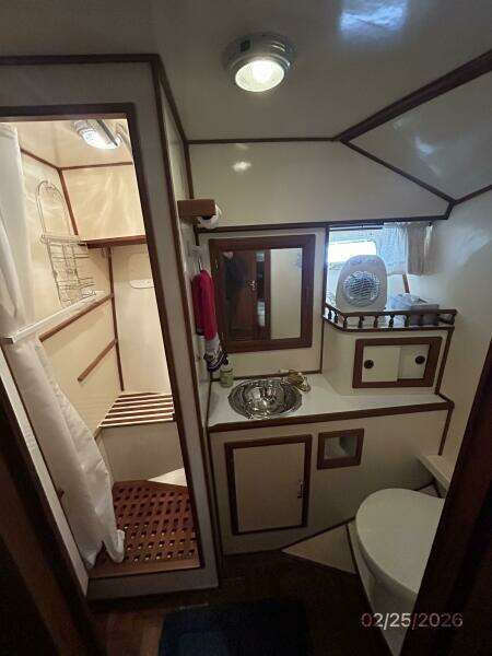 42' Jefferson guest stateroom head