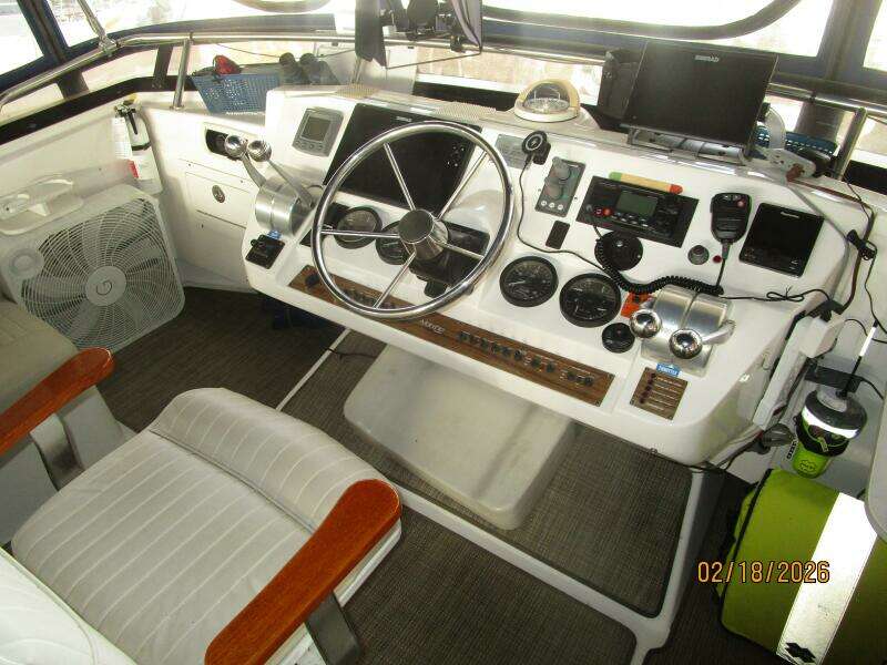43' Mainship flybridge helm2