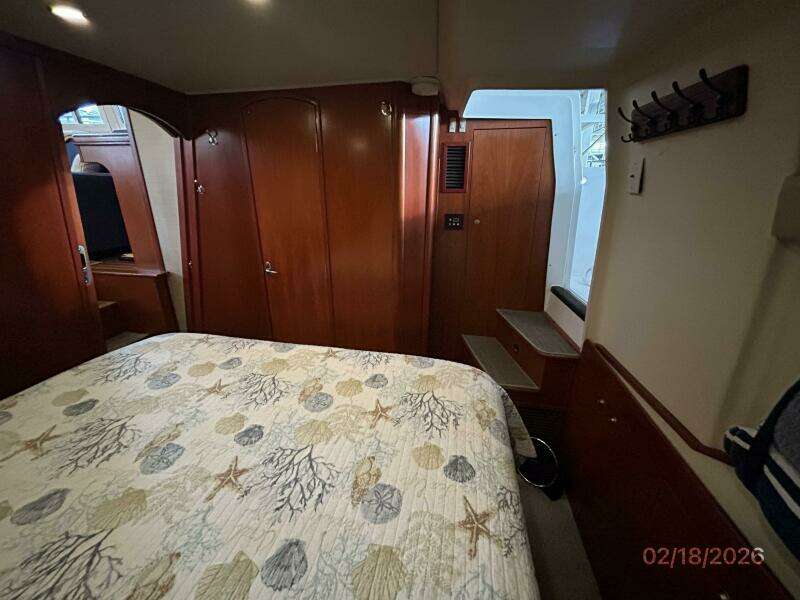 43' Mainship master stateroom starboard