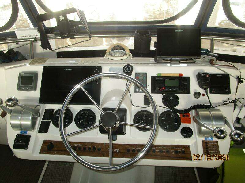 43' Mainship flybridge helm3
