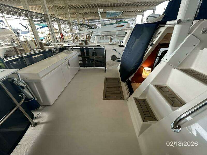 43' Mainship trunk cabin port