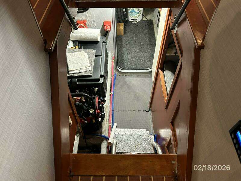 43' Mainship engine room access