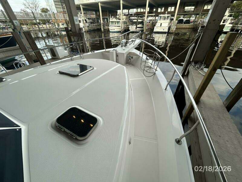 43' Mainship foredeck2