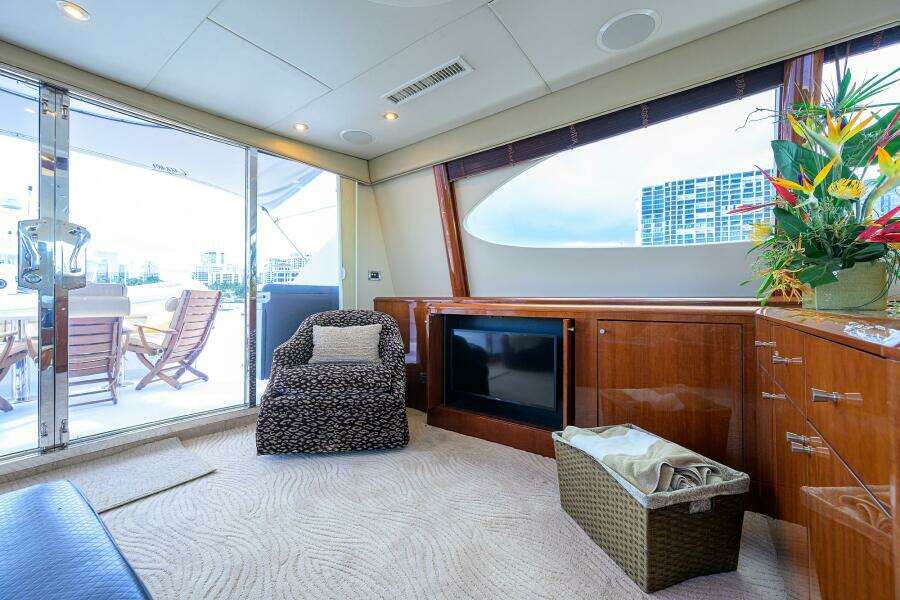 Lazzara 80 WILLYN - Enclosed Flybridge