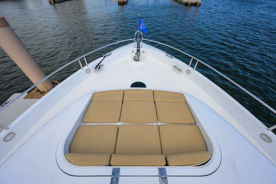 Lazzara 80 WILLYN - Bow