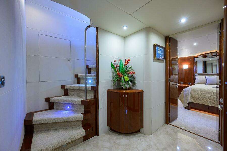 Lazzara 80 WILLYN - Lower Foyer