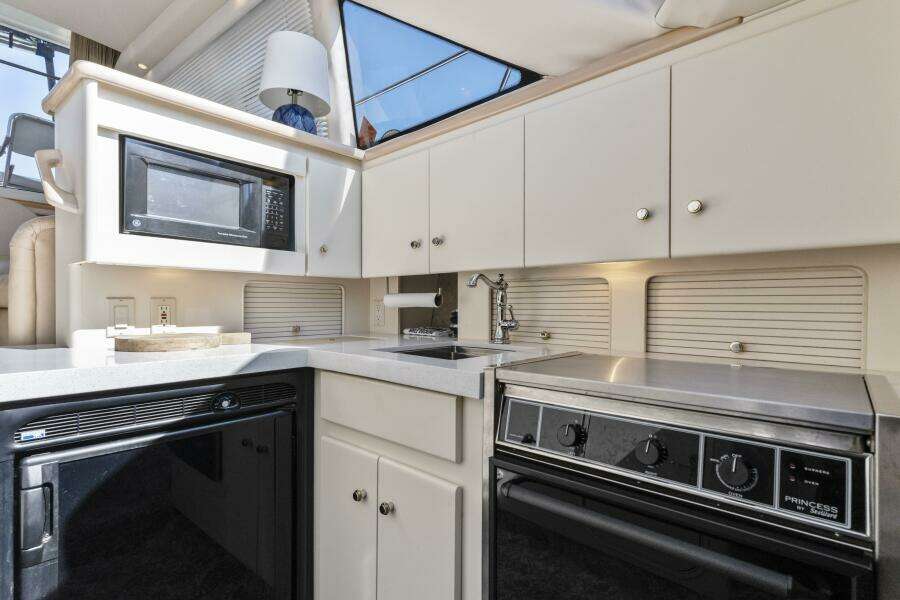 2000 Carver 326 Aft Cabin Motor Yacht