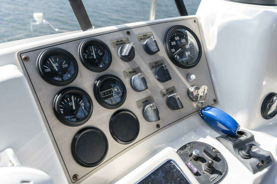 2000 Carver 326 Aft Cabin Motor Yacht