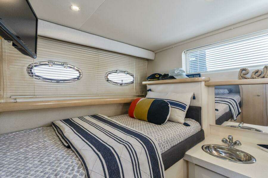 2000 Carver 326 Aft Cabin Motor Yacht