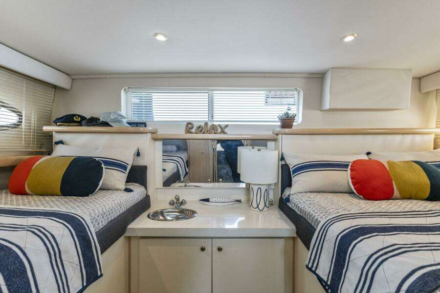 2000 Carver 326 Aft Cabin Motor Yacht