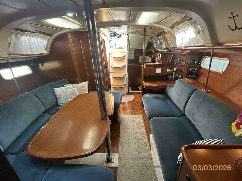 35' Beneteau salon aft