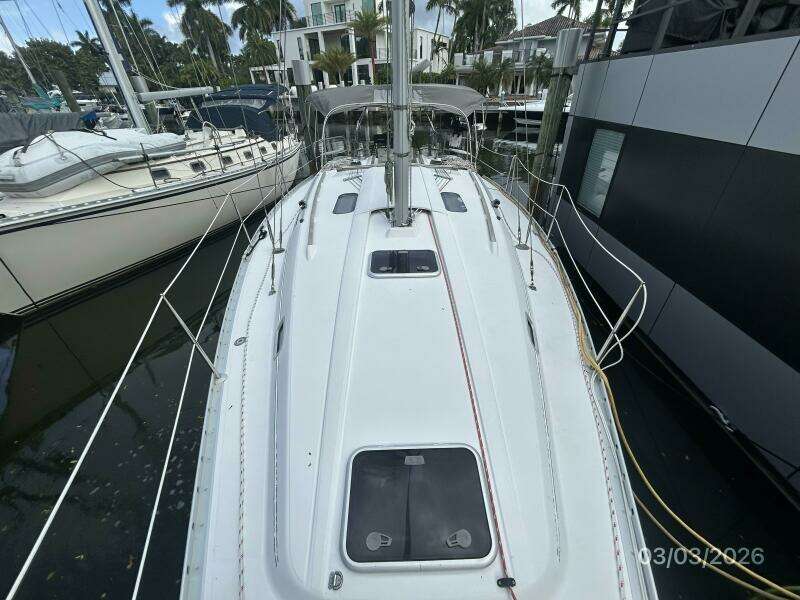 35' Beneteau foredeck aft