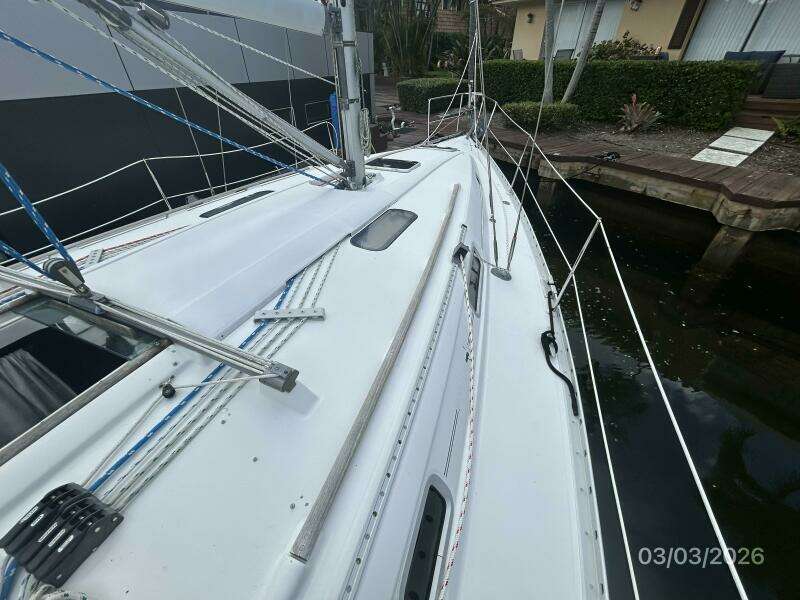 35' Beneteau foredeck1
