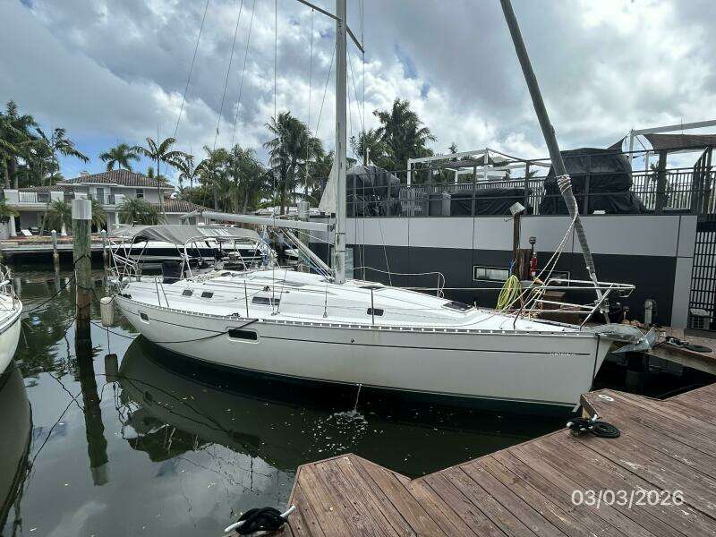 35' Beneteau starboard forward profile
