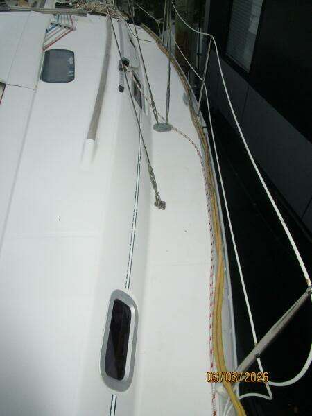 35' Beneteau port side deck