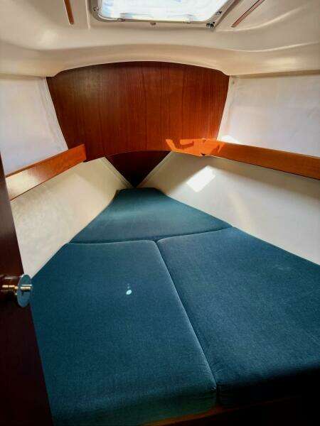35' Beneteau forward stateroom