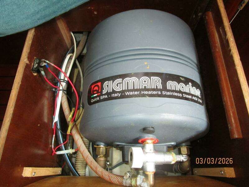 35' Beneteau water heater