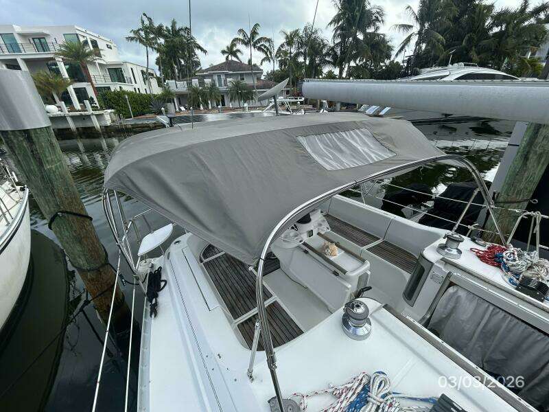 35' Beneteau cockpit bimini