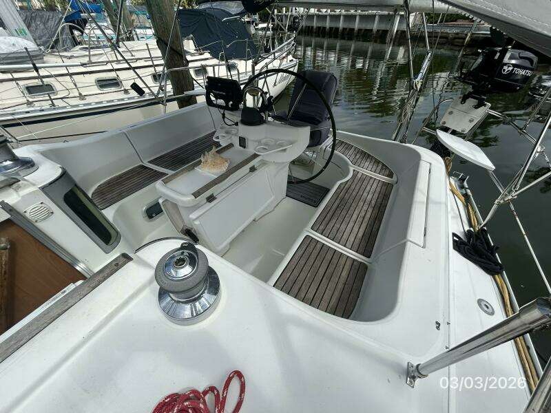 35' Beneteau cockpit2