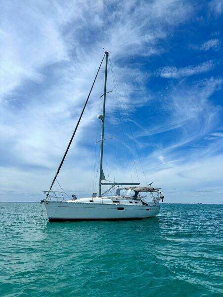 35' Beneteau port forward profile