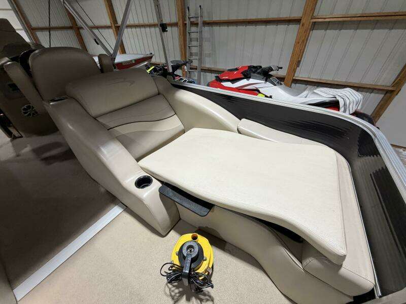 2011 Bennington 2554 GCW