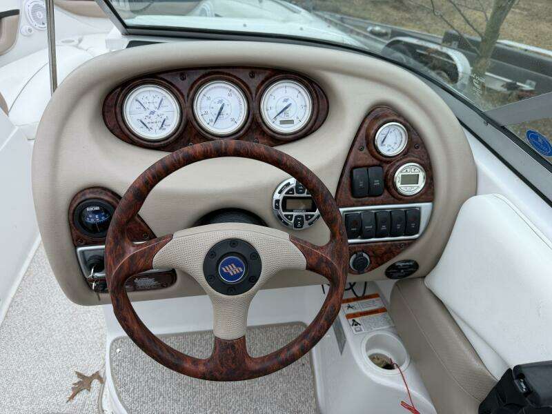 Four-Winns-250-Horizon-Helm-Station-Electronics